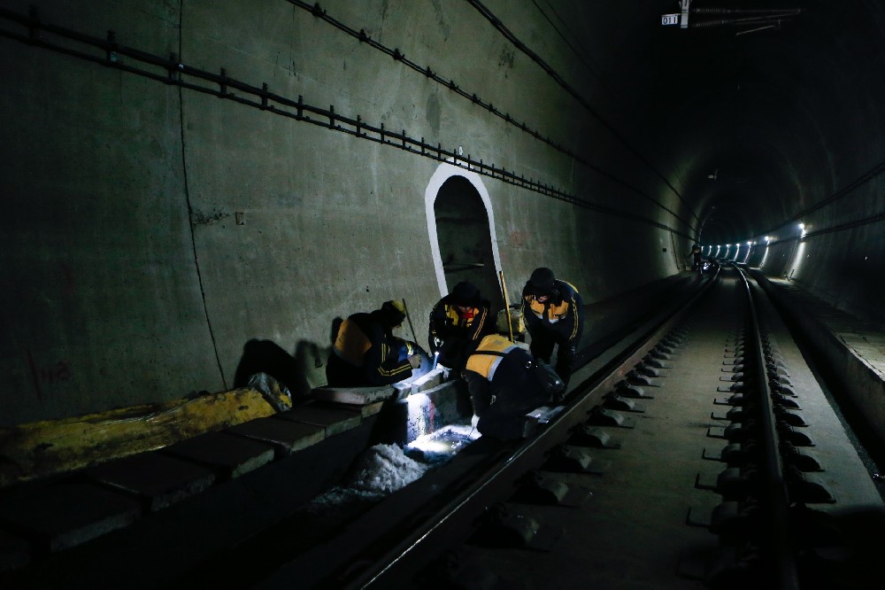 凤泉铁路运营隧道病害现状